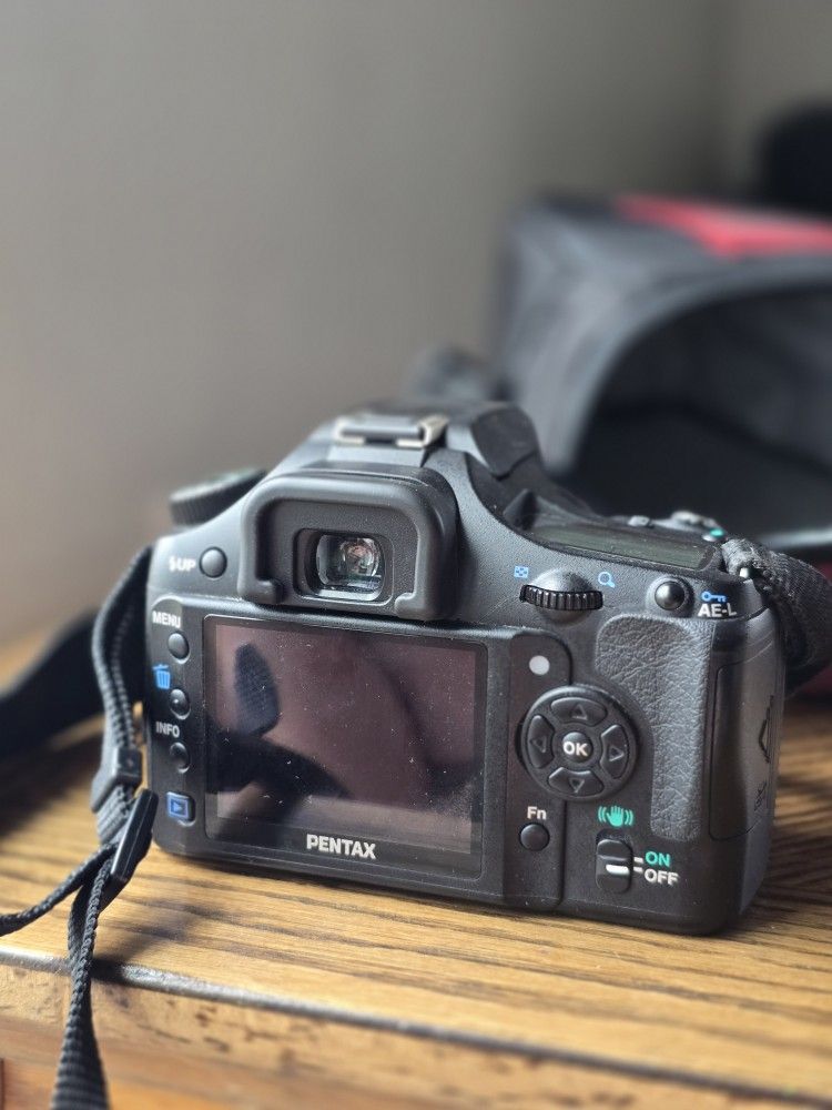 Pentax K200 DSLR Camera with 18-55mm Lens + Bag