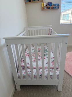 White wooden crib like new