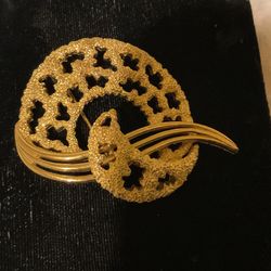 Vintage Gold Tone Solid Brooch(Trifari )