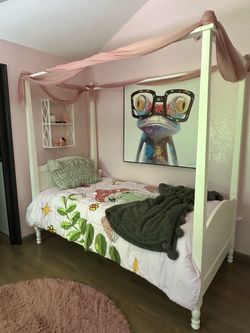 Girls Williams Sonoma/Pottery Barn bedroom set