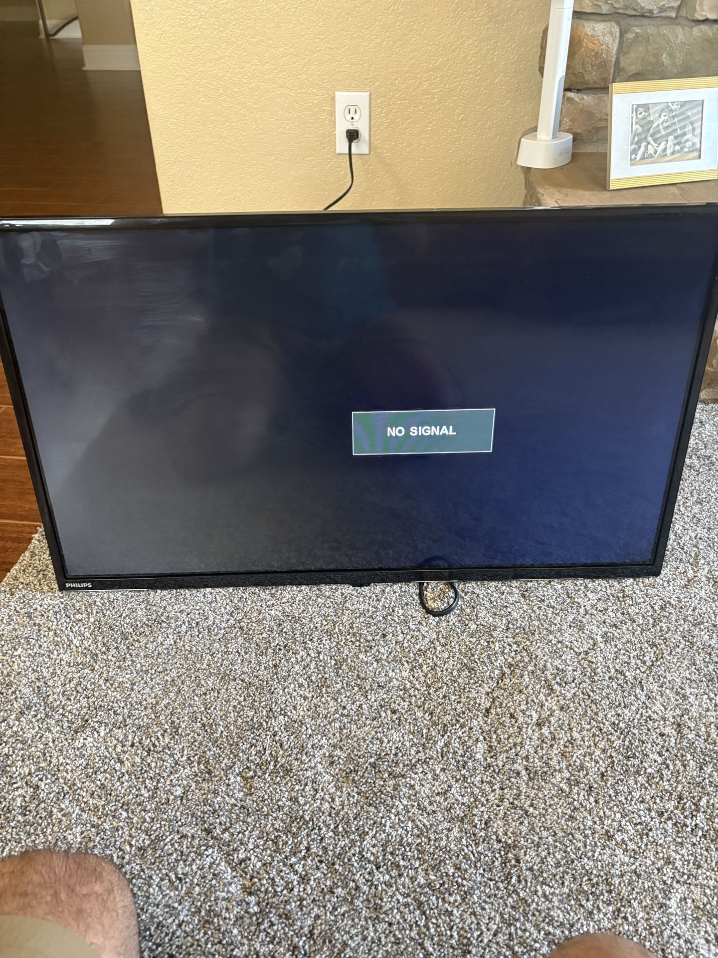 Tv / Television With Wall Mount