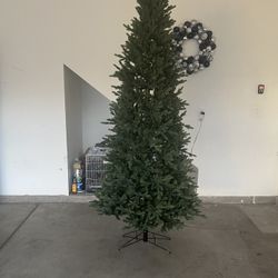 7.5’ Pre-Lit Christmas Tree