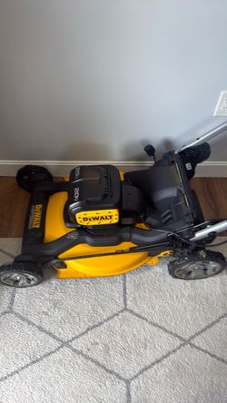 DEWALT 20V MAX Cordless Lawn Mower