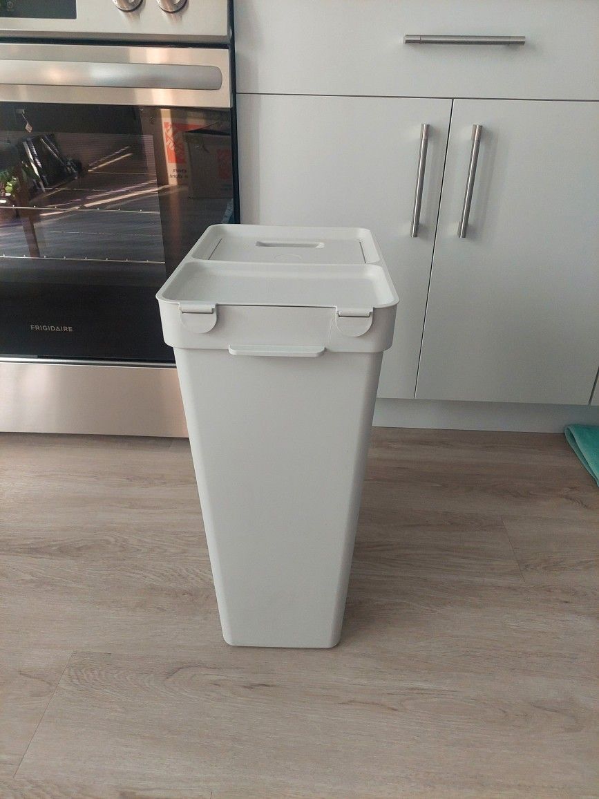 Ikea HÅLLBAR
Bin with lid, light gray, 9 gallon