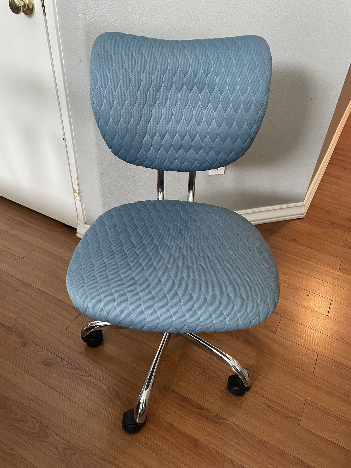 Office chair without arms