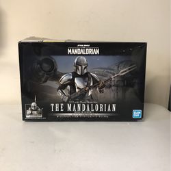 Bandai Hobby   Star Wars  1/12 The Mandalorian (Beskar Armor) Silver Coating Version.                  Sol