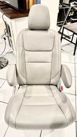 2018 Toyota Sienna XLE 2nd Row Leather Seats