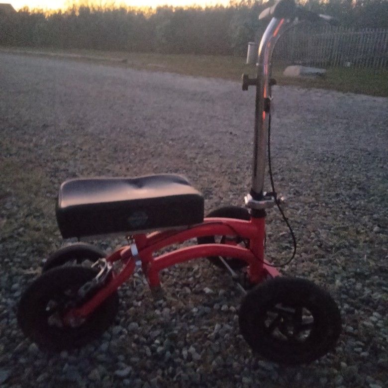 Knee scooter for knee injuries (KneeRover)