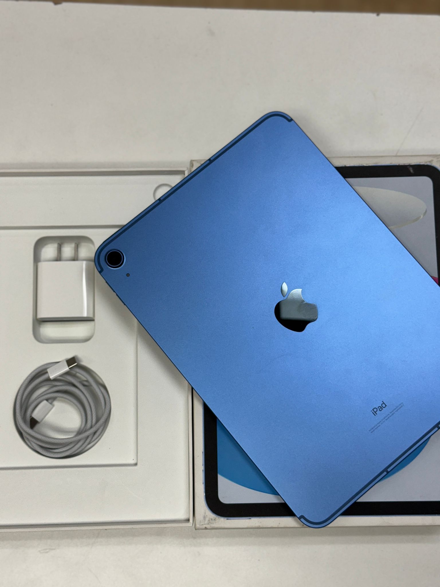 iPad 10th gen with box original accessories cellular