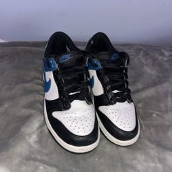 Nike low dunks Blue,black,white/size 4.5Y Kids