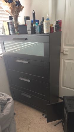 Dresser, good condition just asking 75