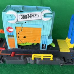 Used Hot Wheels Gator Garage Attack Playset