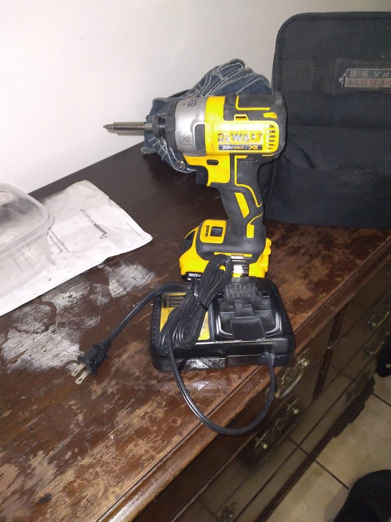 DeWALT 1/4" Cordless Impact Driver WITH Battery And Charger