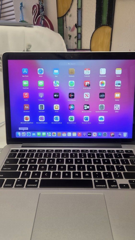 MacBook Pro 13"
Model A1502
i5 2.7 Ghz 8Ram 128SSD
Retina 2560x1600
Monterey-Office