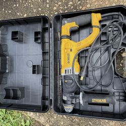 Dewalt 8.5 Amp 1-1/8 in. Corded SDS-PLUS D-Handle Concrete/Masonry Rotary Hammer Drill Kit
