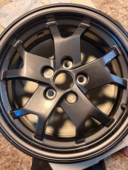 17 inch rim came off a 24 Prius so that’s the lug pattern