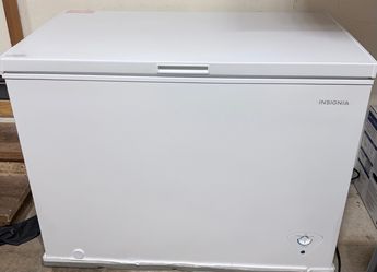 Insignia Chest Medium size  Freezer White