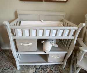 ✨ Vintage Solid Wood Refinished Changing Table in Creamy Oak Milk Latte Finish✨