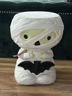 Viral Mummy Girl wBat Stool