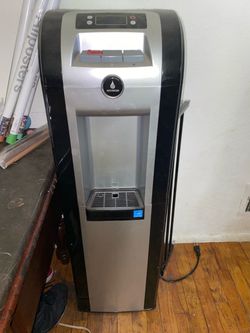 Hot and cold water dispenser