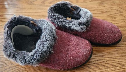 Acorn slippers, Wm sz 5-6