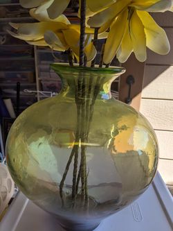 Glass vase with flowers in San Fernando 91340