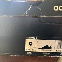 Adidas / Men / 9 US