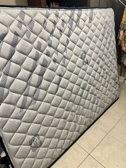 Queen Size Mattress (Perfect Conditions) No issues Posted & Available