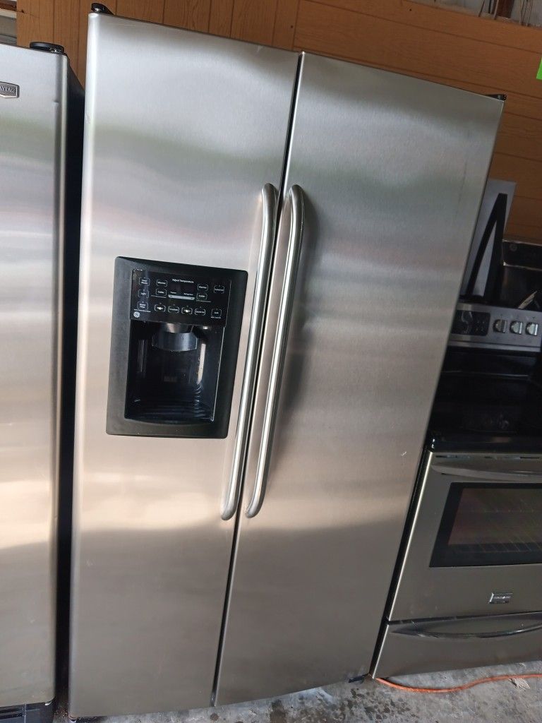 G/E Side By Side Refrigerator Stainless Steel Everything Works Good 👍