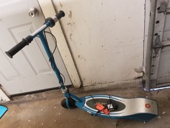 Skateboard Razor brand with charger. In good conditions