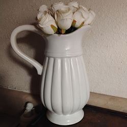 White home decor vase white with cream flowers and a bouquet beautiful arrangement in perfect condition no chips no Nicks no damage for the decor purp