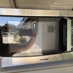 Toshiba 1.1cf 1000 Watt Microwave Stainless Steel - Great Condition