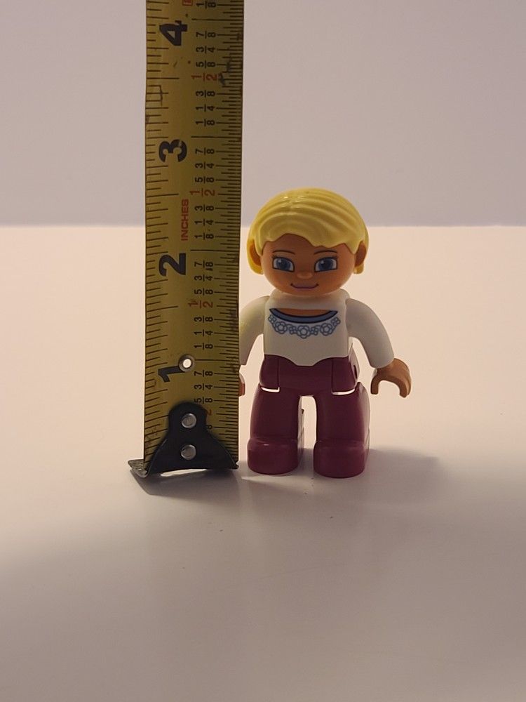 Lego DUPLO Female MAGENTA Legs WHITE SWEATER w/ Blue flowers Pattern (T-A1)