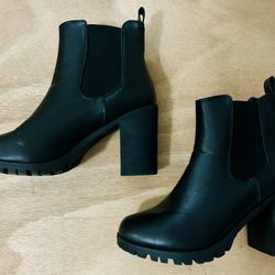 Black Leather Chelsea Boot with Heel Size 7