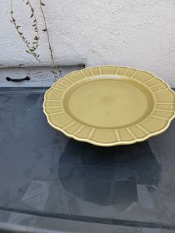 Green cake stand