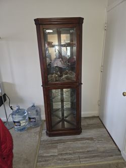 CORNER GABINET WITH GLASS SHELFS