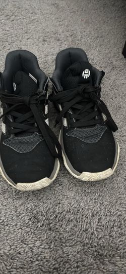 Basketball shoes