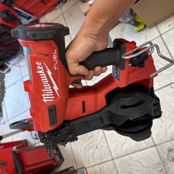 Milwaukee M18 Roofing Nailer 