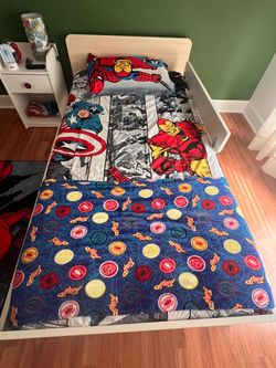 Marvel & Spider-Man Superhero Bedroom Bundle – Twin Bedding, Rug & Decor