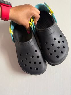 Crocs - Men Size 5 Women Size 7