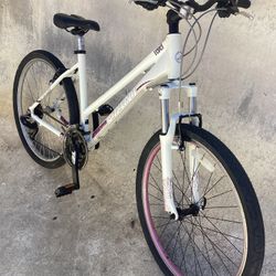 GIANT REVEL MOUNTAIN BIKE MEDIUM 