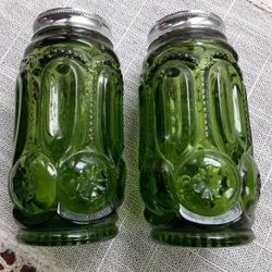 Vintage Pair L E Smith Moon & Stars Green Glass Salt & Pepper Shaker Set Unused Mid Century Modern MCM Kitchen Table