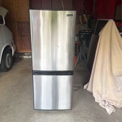 Magic Chef Refrigerator, Model MCBM920S1