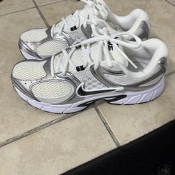 Women’s Size 9.5 Nike V5 RNR Sneakers New In Box 