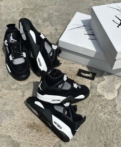 Jordan 4’s white thunder