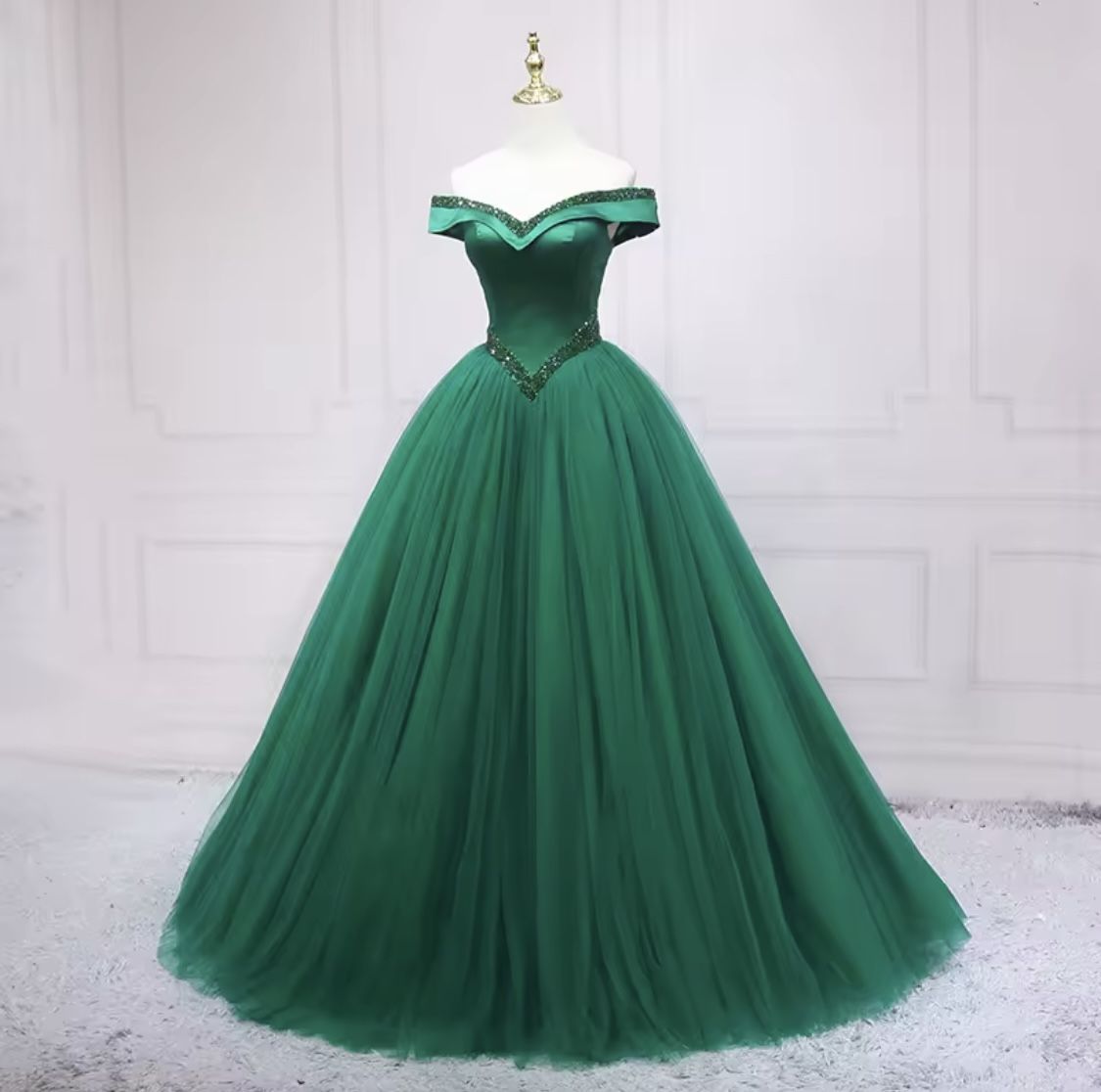 Brand new dress, vocal performance costume, hostess ,party,wedding dress. Adjustable back straps, suitable for sizes 2-6 (XS--XXL)