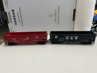 HO Scale Hopper Cars: CB&Q and N&W Pair