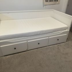 Kids Twin bed + Trundle + Mattress (2x) 