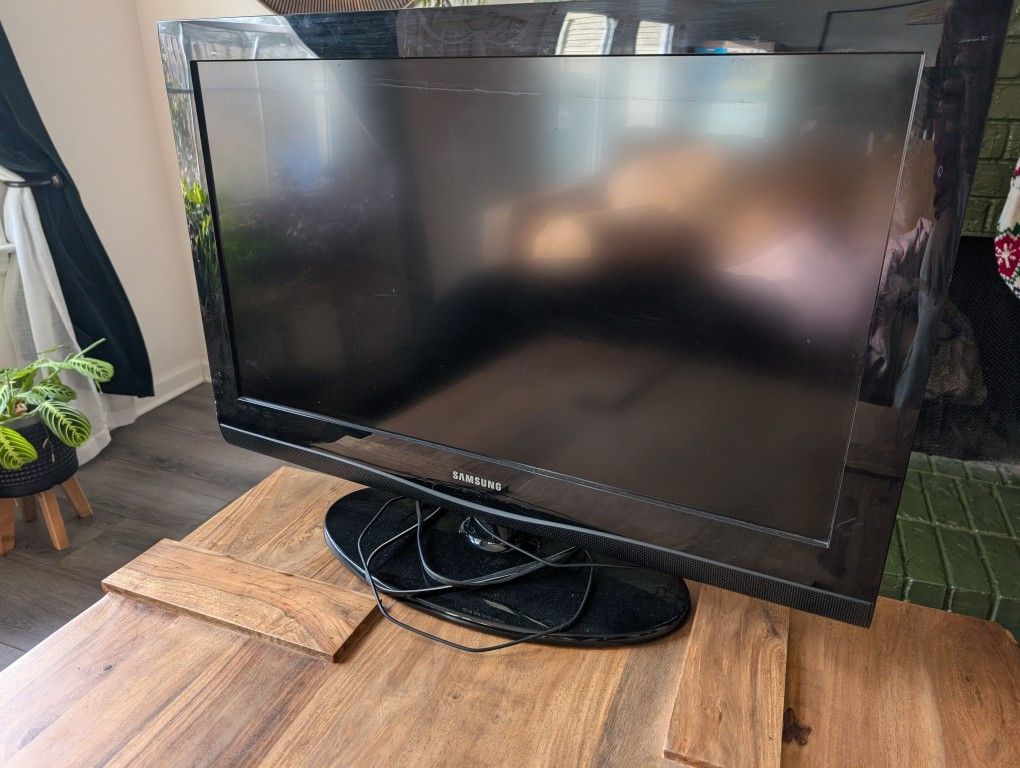 Samsung 32-Inch TV with Roku and Remote Included