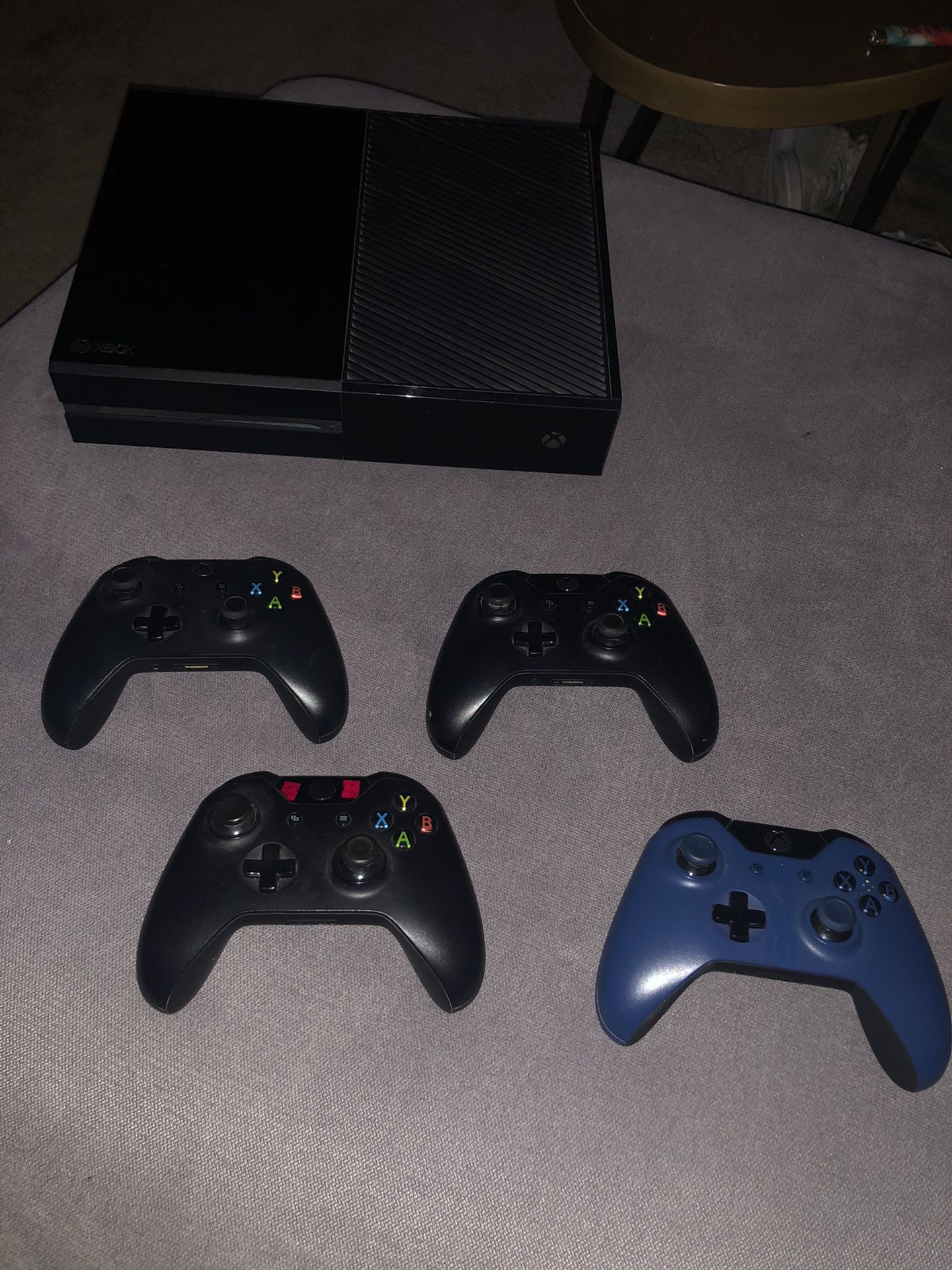 Xbox One w/ 4 controllers